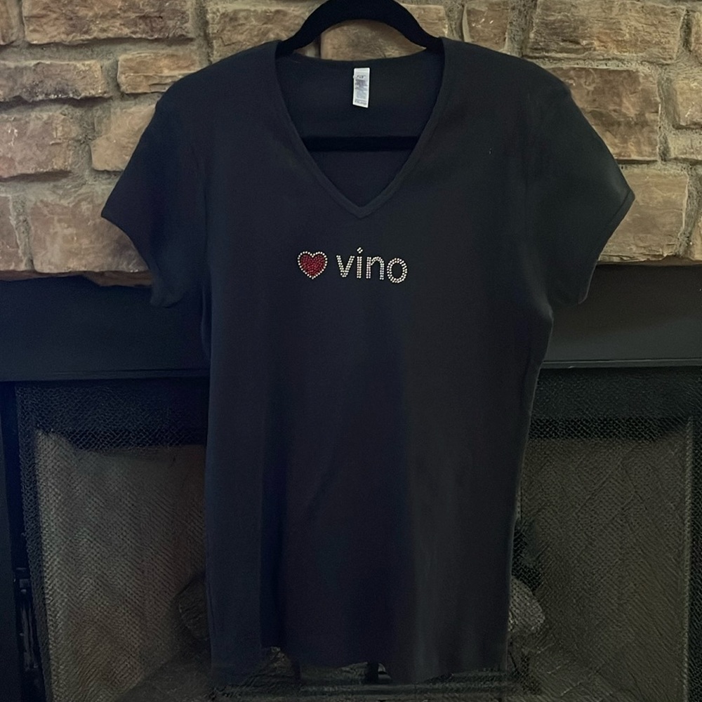 Bella ❤️ Vino blingy v-neck t-shirt. Size XXL